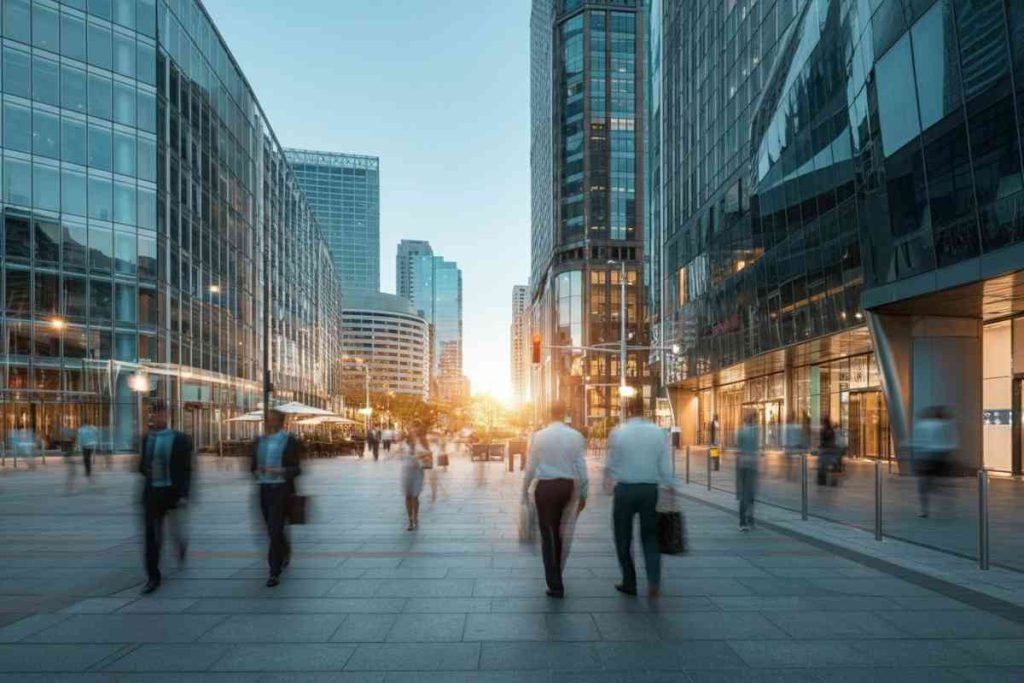 Milano in rialzo: Moncler, Campari e Stellantis trainano la Borsa con un +0,9%