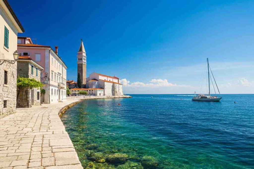 Navigare tra bellezze e avventure: la costa slovena ti aspetta