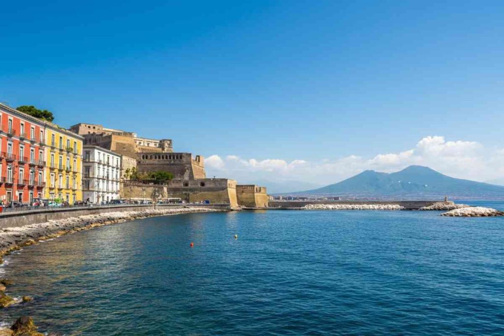 Scopri i tesori nascosti del mare di Napoli: itinerari unici da esplorare