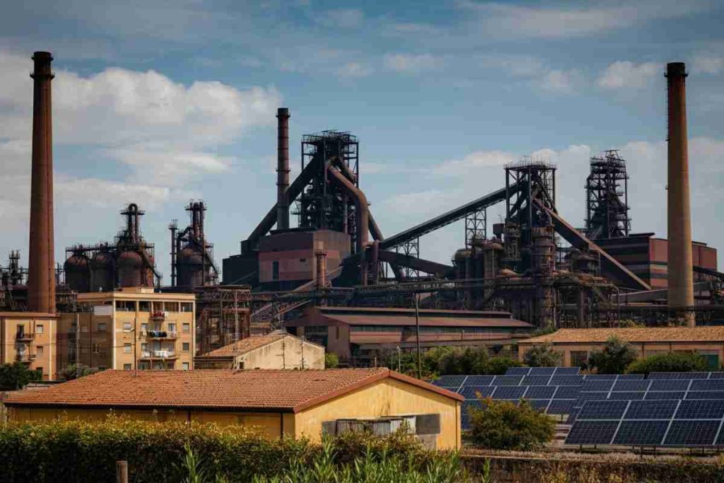Sindaco di Taranto rifiuta di firmare l'accordo per l'ex Ilva: cosa significa per la città?