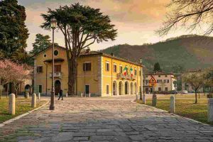 Tragedia in Municipio: operaio perde la vita dopo una caduta dal tetto