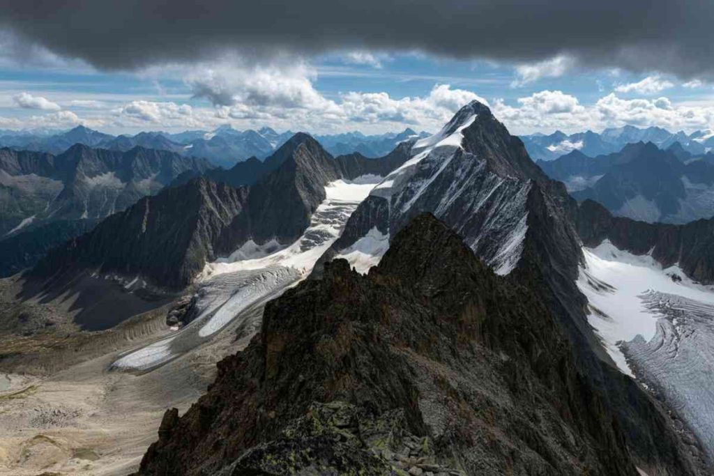 Tragedia sul Monte Bianco: un alpinista perde la vita in un incidente drammatico