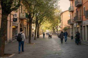 Tragedia tra le mura domestiche: 17enne perde la vita dopo un drammatico volo dal balcone