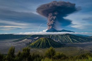 Vulcano in Indonesia erutta: una colonna di cenere alta 10 chilometri sorprende il mondo