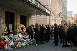 Armani, l'ultimo saluto: centinaia in fila dalle 7 del mattino