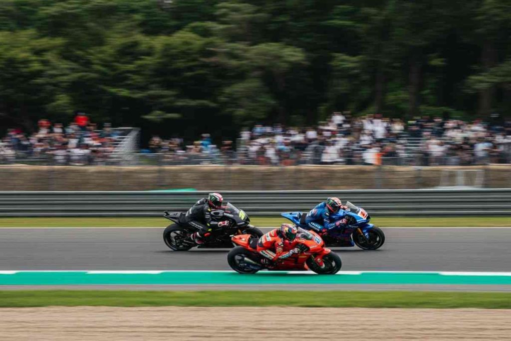 Bagnaia conquista la pole in Giappone, Marquez pronto dalla terza posizione