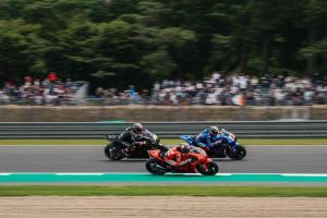Bagnaia conquista la pole in Giappone, Marquez pronto dalla terza posizione