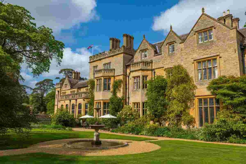Esplorando castelli e nobili dimore: un viaggio nel mondo di 'Downton Abbey'