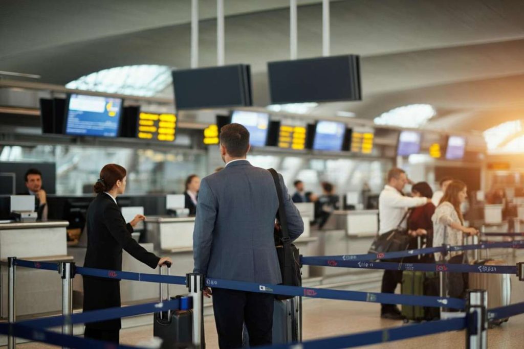 Heathrow sotto pressione: 145 voli in ritardo e 4 cancellati