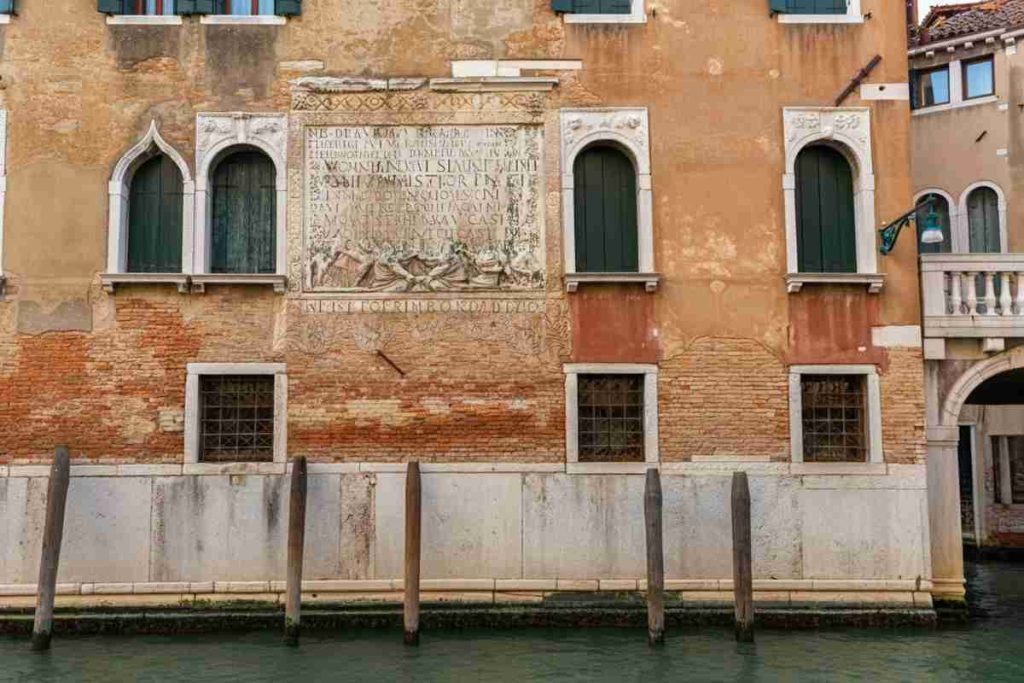 I tesori di Venezia a rischio: l'erosione e i cambiamenti climatici in prima linea