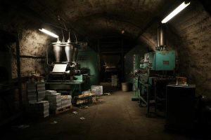 La scoperta di un'imponente fabbrica di sigarette nel cuore di un bunker segreto