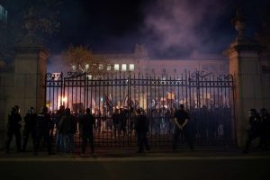 Milano in subbuglio: la polizia disperde i manifestanti con lacrimogeni