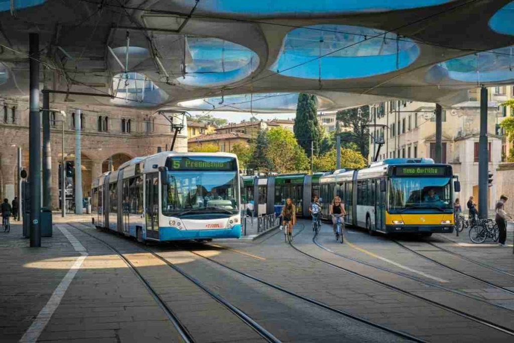 Mobilità sostenibile: Milano si distingue tra le città europee, ma Londra, Parigi, Madrid e Praga sono al top