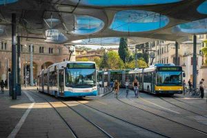 Mobilità sostenibile: Milano si distingue tra le città europee, ma Londra, Parigi, Madrid e Praga sono al top