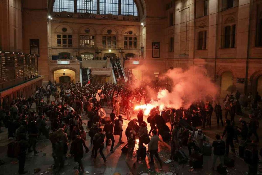Tensione e scontri a Milano: chiusa la stazione Centrale