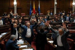 Tensioni in aula: il Pd, Avs e M5s occupano l'emiciclo e i banchi del governo