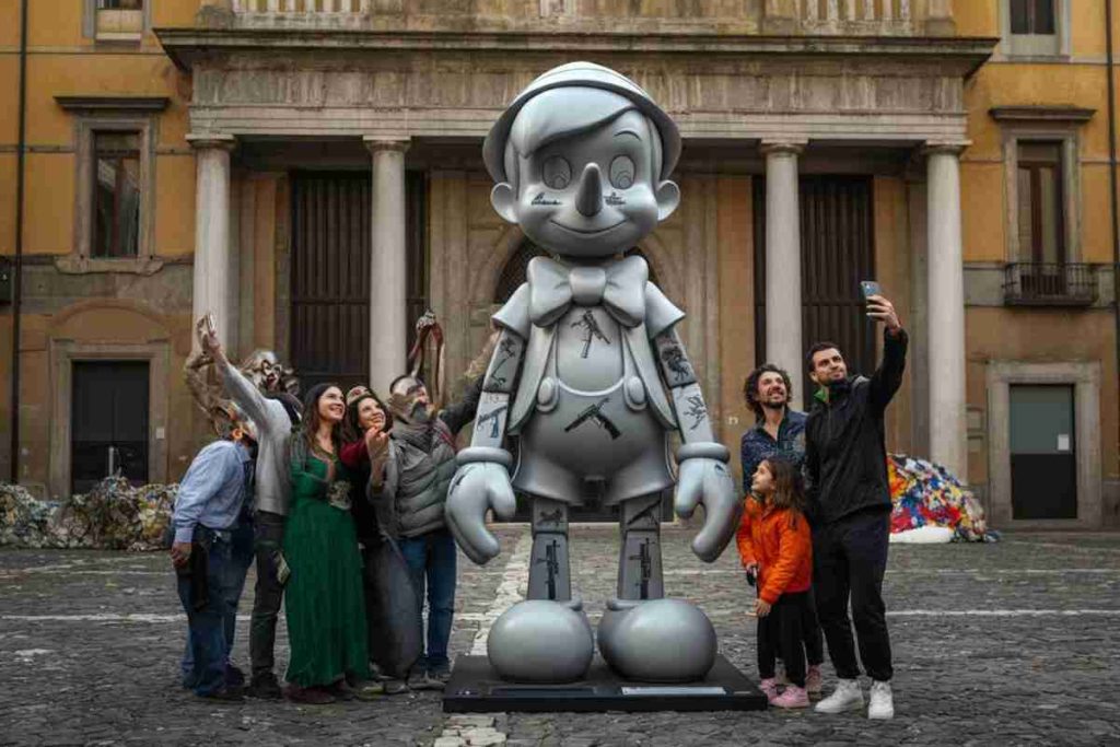 Un Pinocchio antimilitarista prende vita dai rifiuti di Agrigento