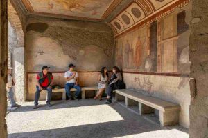 Una panca d'attesa tra storia e mistero alla Villa dei Misteri di Pompei