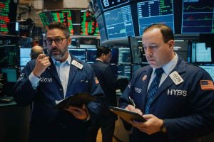 Wall Street in altalena: Dj scivola, Nasdaq guadagna terreno