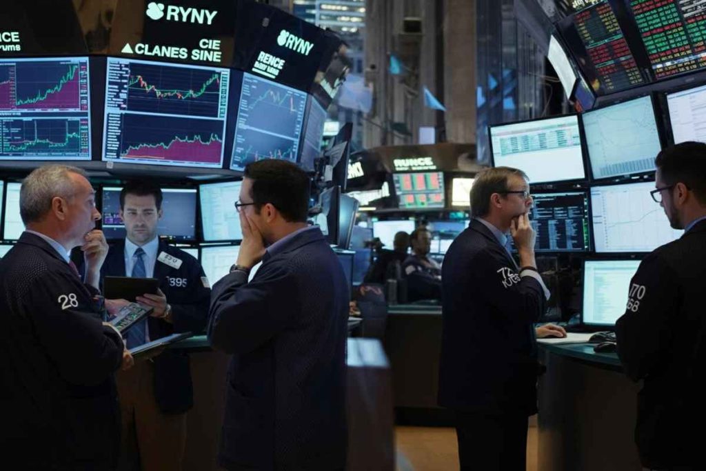 Wall Street in discesa: il Dow Jones perde lo 0,96% e il Nasdaq scivola dell'1,74%