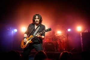 Addio a Ace Frehley, il leggendario chitarrista dei Kiss, ci lascia a 74 anni