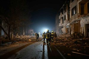 Attacco aereo russo a Sumy: tre vittime e una crisi in aumento