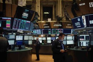 Borsa europea in altalena: Wall Street in attesa, Milano scivola dell'1%