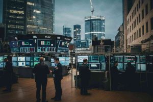 Borsa europea in rosso: Parigi segna un calo dell'1,36%