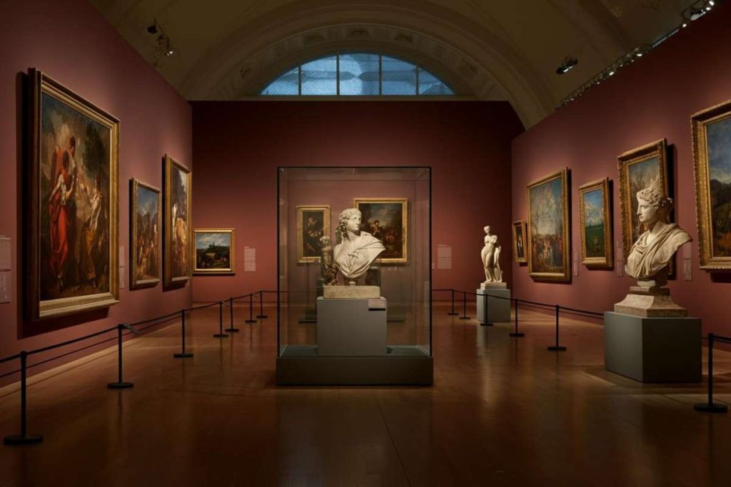 Colpo audace al Louvre: la polizia e la ministra intervengono all'apertura del museo