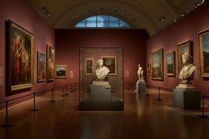 Colpo audace al Louvre: la polizia e la ministra intervengono all'apertura del museo