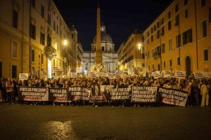Conte scende in piazza: una battaglia per la libertà di stampa e il pluralismo