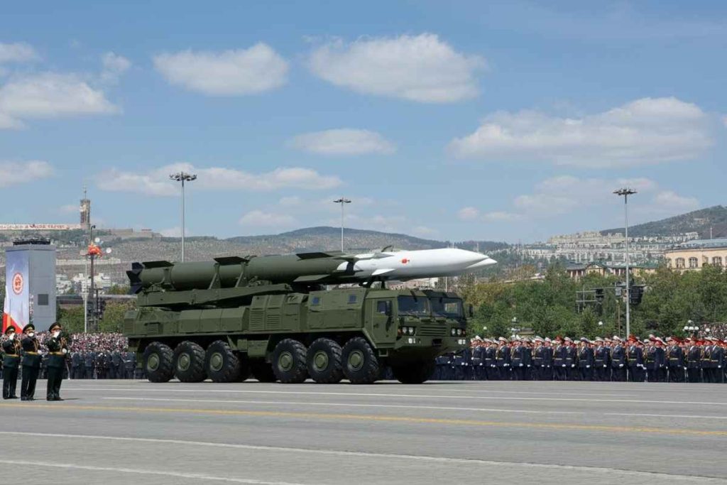 Corea del Nord: celebrazioni straordinarie per l'80° anniversario del Partito con una parata militare spettacolare