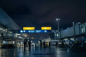 Droni misteriosi bloccano l'aeroporto di Monaco: cosa sta succedendo?