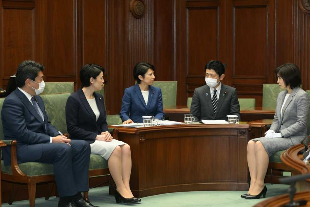Giappone: Takaichi guida il LDP verso la storica nomina della prima premier donna