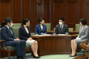 Giappone: Takaichi guida il LDP verso la storica nomina della prima premier donna