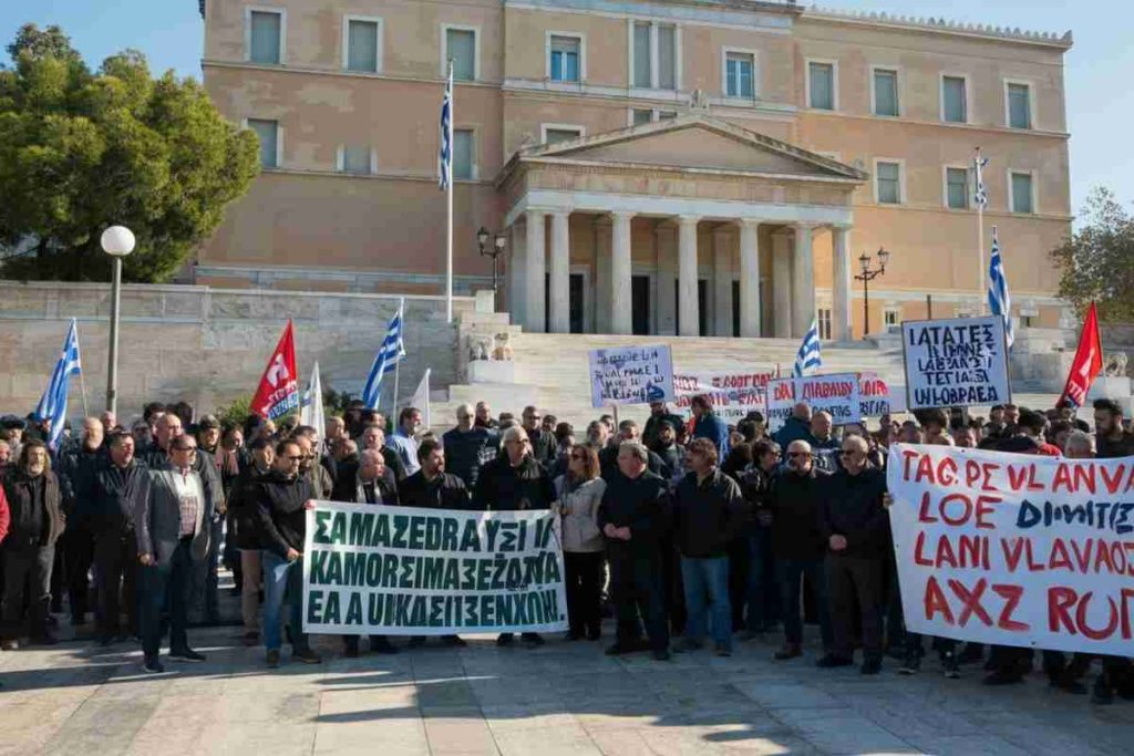 Grecia in bilico: il parlamento decide sul controverso lavoro di 13 ore