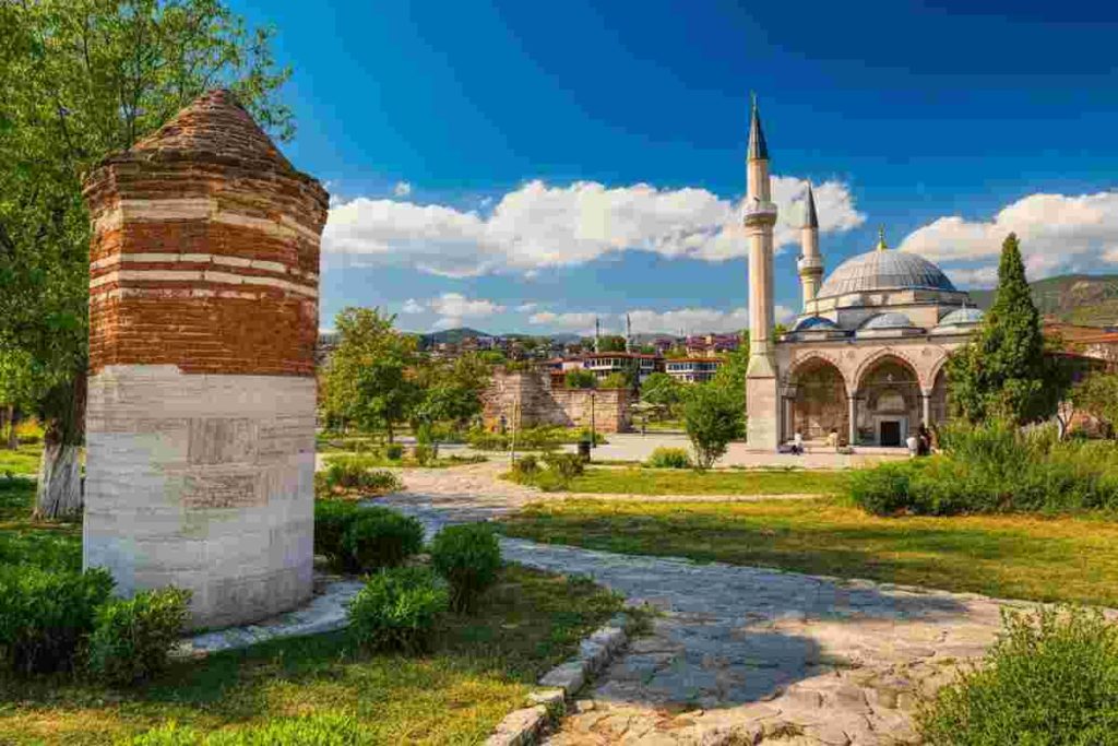 Il viaggio storico di Papa Leone tra Turchia e Libano: un incontro di culture