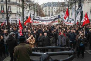 Le Pen: è tempo di mettere fine a questa farsa