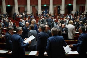 Mélenchon propone di valutare la mozione di destituzione per Macron