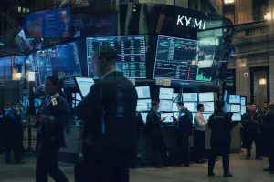 Milano in crescita: Mps e Stm trainano il rally con un +0,55%