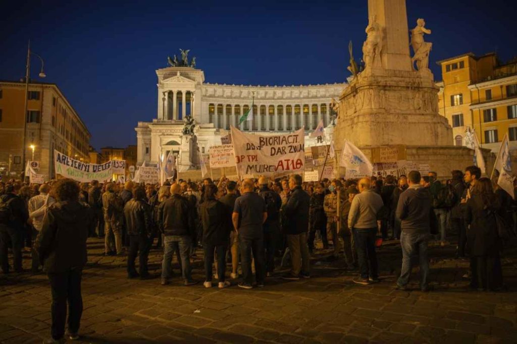 Salvini sotto attacco: contestatori aggrediscono i ministri con calci e sputi