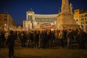 Salvini sotto attacco: contestatori aggrediscono i ministri con calci e sputi