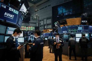 Tokyo inizia la settimana con una flessione: borsa in calo dell'1,20%