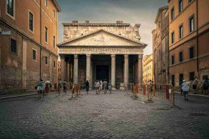 Tragedia al Pantheon: turista perde la vita dopo una caduta dal muro