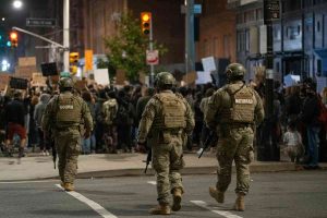 Trump sollecita la Corte suprema per schierare i soldati in Illinois