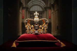 Un gioiello rubato riemerge misteriosamente al di fuori del Louvre