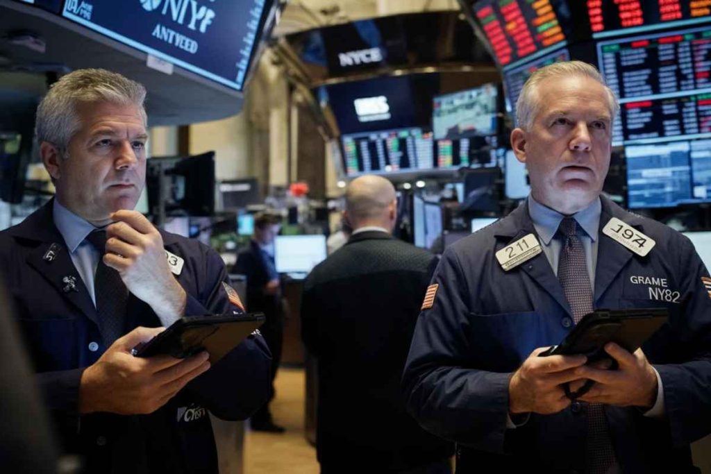 Wall Street sotto pressione: Trump lancia la sfida alla Cina, Nasdaq in calo dell'1,09%