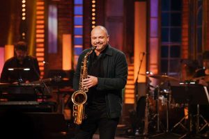 Addio a Escobedo, il carismatico leader della band di Jimmy Kimmel Live! a 59 anni