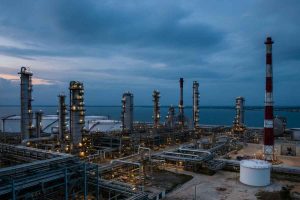 Bulgaria avvia la nazionalizzazione della raffineria Lukoil: un cambio storico nel settore energetico