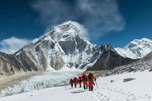 Cinque-sei italiani ancora dispersi in Nepal: la speranza continua